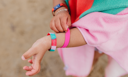 Roze SOS armband kind siliconen met naam en gravure